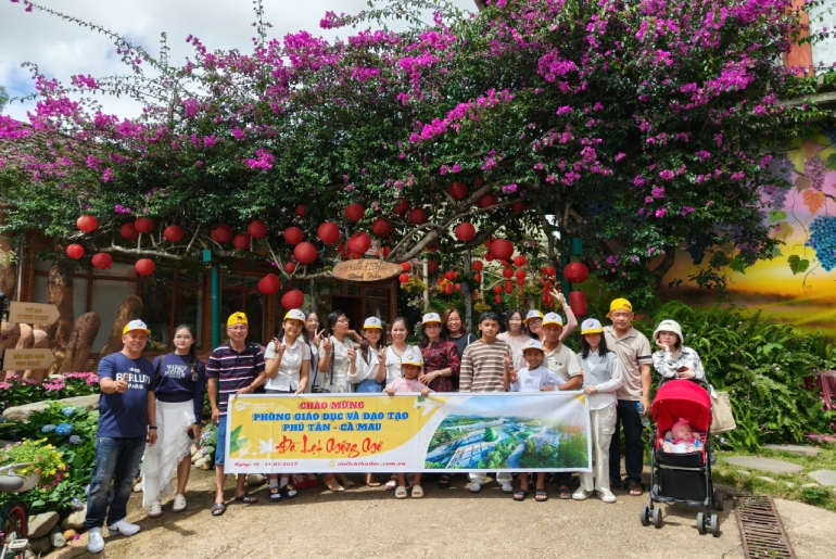 Khám Phá Thành Phố Ngàn Hoa Cùng Đoàn Phòng Giáo Dục & Đào Tạo Phú Tân