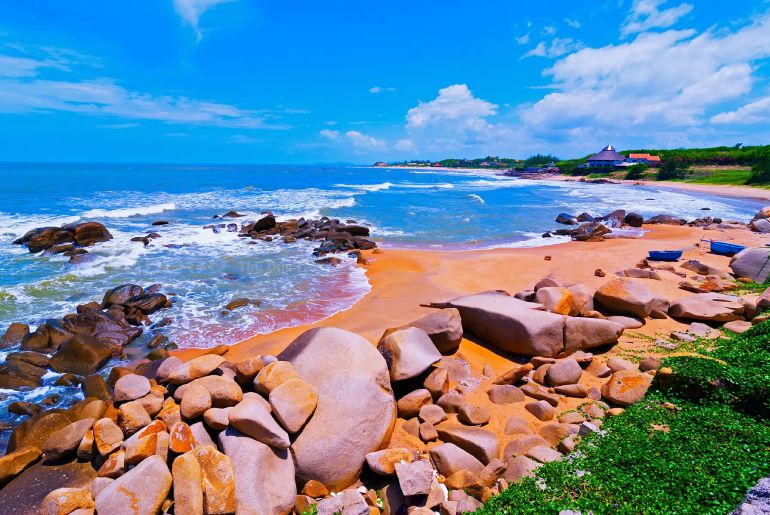 Biển Long Hải Vũng Tàu - Với Không Gian Yên Tĩnh Cùng Sóng Biển Dịu Nhẹ, Tận Hưởng Làn Gió Mát